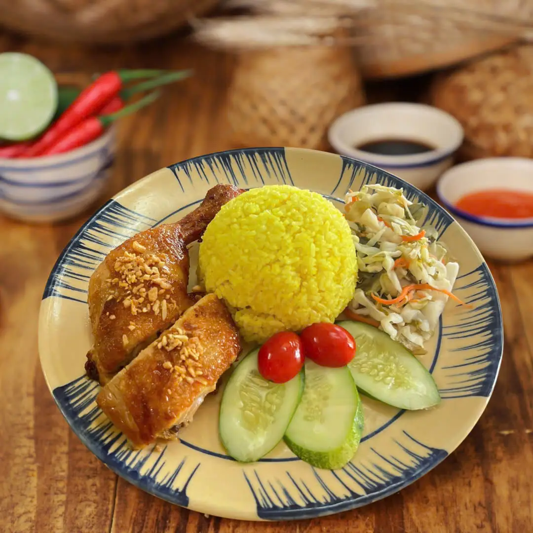Hình ảnh Cơm Gà Xối Mắm Tỏi (Vừa)