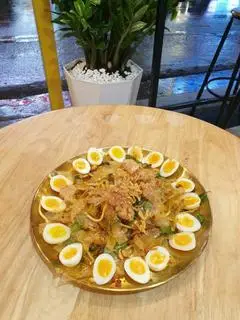 Hình ảnh Bánh tráng trộn trứng cút hồng đào