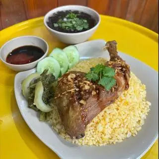 Hình ảnh cơm gà mắm tỏi góc tư