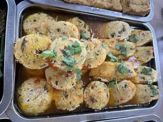 Hình ảnh cơm cà chua dồn thịt sốt cà chay