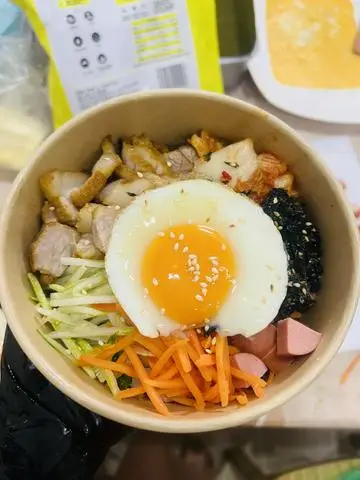 Hình ảnh Cơm trộn ba chỉ nướng