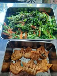 Hình ảnh Cơm Hoành Thánh chiên rau xào