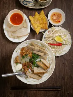Hình ảnh Bánh canh đặc biệt chả cá + sứa giòn kèm sốt ớt cay 