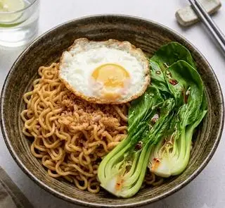 Hình ảnh Mì trộn Indo trứng ốp la