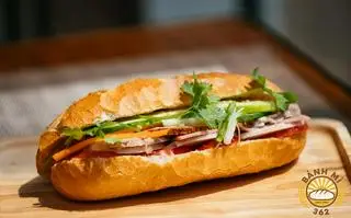 Hình ảnh  Bánh mì thịt chả lụa đặc biệt