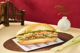 Hình ảnh Bánh Mì Gà Nướng Sả