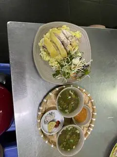 Hình ảnh Cơm gà chặt - gỏi rau