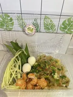 Hình ảnh Bánh tráng phơi sương trộn mỡ hành + trứng cút + tóp mỡ