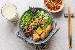Hình ảnh Bún thịt nướng chả giò + sữa đậu