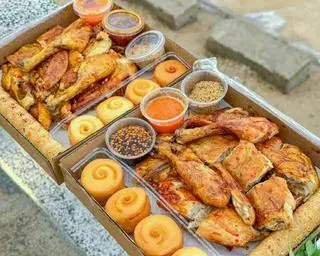 Hình ảnh Gà nướng nửa con + 4 bánh bao.