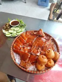 Hình ảnh Vịt quay da giòn tỳ bà rút xương - nửa con