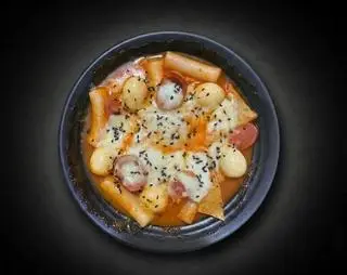 Hình ảnh Tokbokki xúc xích chả cá trứng phô mai sợi