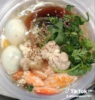 Hình ảnh Súp cua tôm bắc thảo + 2 trứng Cút,thịt cua tươi  xào gia vị đậm đà màu trắng ,nấm Linh Chi ,bắp mỹ 