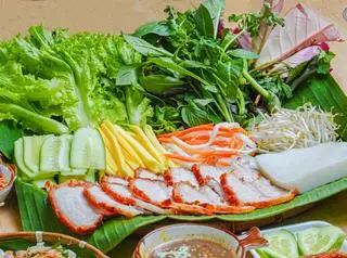 Hình ảnh Bánh tráng cuốn heo quay 2 người