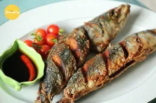 Hình ảnh Cá nục chiên xả ớt + đồ xào + canh 