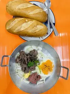 Hình ảnh Chảo chấm bánh mì bò - trứng ốp la