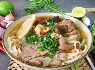 Hình ảnh bún bò huế sườn không tiết + pepsi