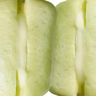 Hình ảnh 2 bánh bao lá dứa phô mai + sốt phô mai