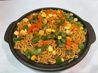Hình ảnh 2 gói mỳ indomie trộn rau củ 