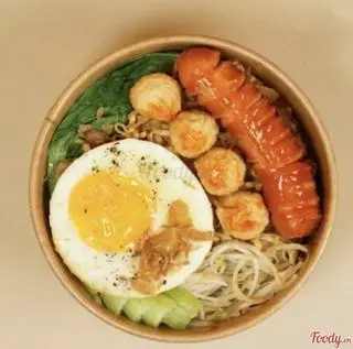 Hình ảnh Mì trộn cá viên, bò viên, trứng ốp la