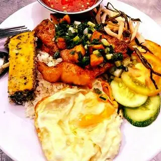Hình ảnh Cơm tấm sườn chả trứng