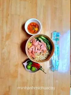 Hình ảnh Mì Chua Cay Xúc Xích 