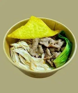 Hình ảnh Hủ tiếu trộn gà xé - bò viên 