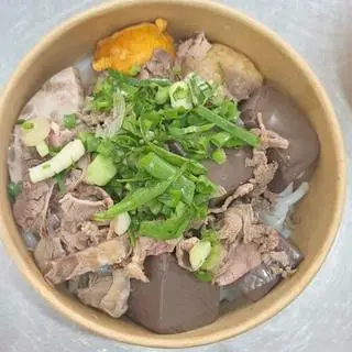 Hình ảnh Bún bò Huế bỏ móng thay bằng tiết + Coca