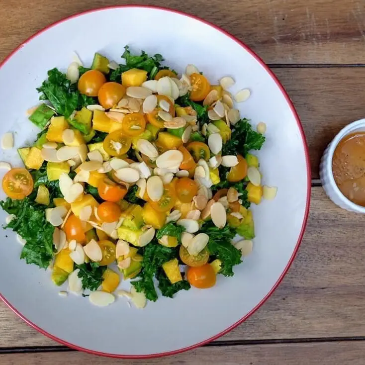 Hình ảnh Kale sunrise. ( Salad cải xoăn và trái cây )