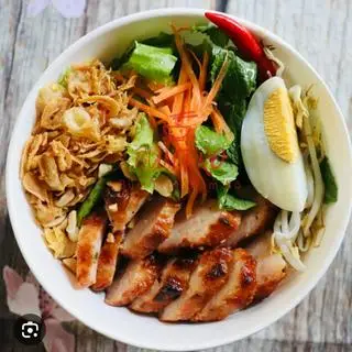 Hình ảnh Mì trộn nem nướng