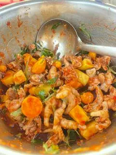 Hình ảnh chân gà mix trứng non sốt thái