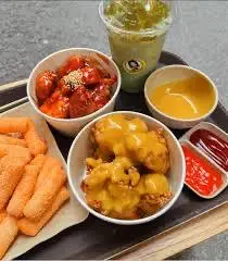 Hình ảnh combo gà rán tokbokki bánh tráng