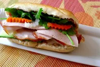 Hình ảnh bánh mì thịt chả 