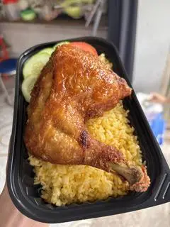 Hình ảnh cơm gà xối mỡ truyền thống đùi góc tư khổng lồ tặng kèm trà tắc