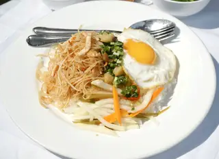 Hình ảnh Cơm tấm bì trứng ốp la