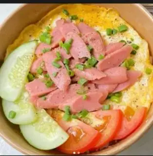 Hình ảnh Cơm xúc xích phủ trứng