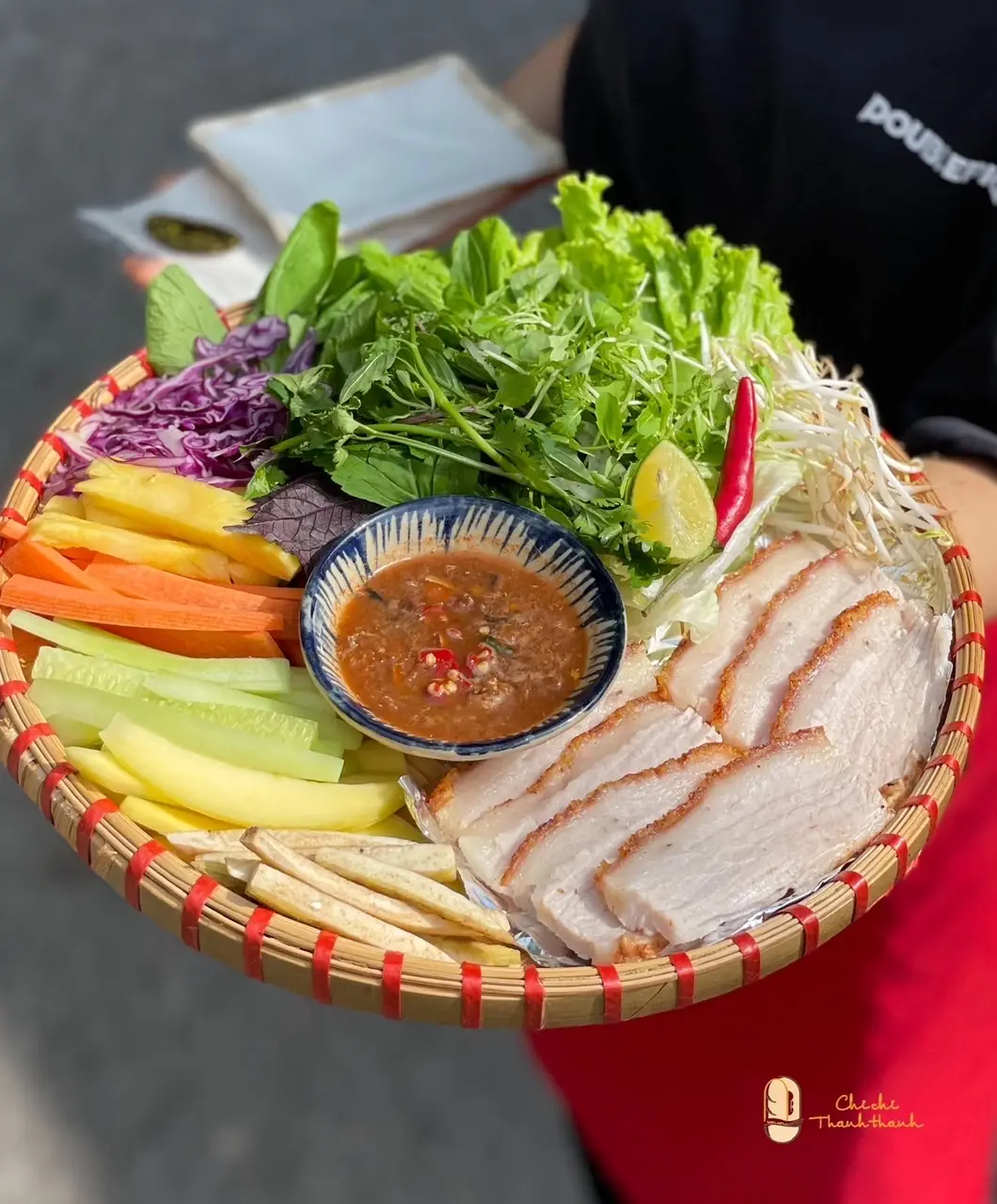 Hình ảnh Bánh Tráng Cuốn Thịt Heo Quay Giòn Bì - Bánh Tráng Chấm Mắm Nêm - Đặc Sản Đà Nẵng Miền Trung Huyền Trang Quán