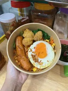 Hình ảnh Mì trộn gà viên - xúc xích - trứng