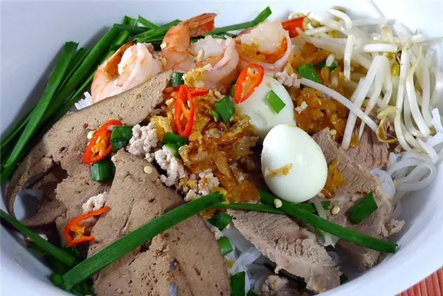 Hình ảnh hủ tíu mềm trộn  thập cẩm