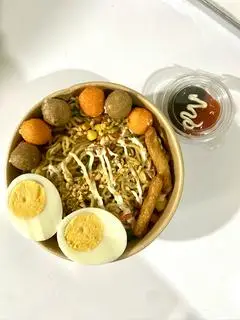 Hình ảnh Mì trộn trứng cá viên rau củ