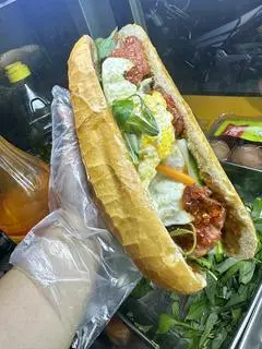 Hình ảnh bánh mì thịt nướng +trứng ốp la 