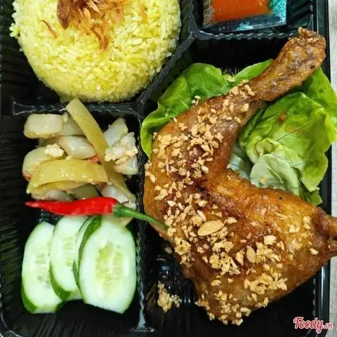 Hình ảnh Cơm gà chiên mắm tỏi góc tư đùi