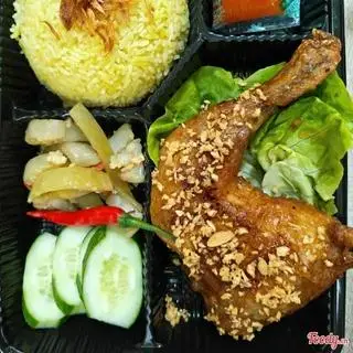 Hình ảnh Cơm gà chiên mắm tỏi góc tư đùi