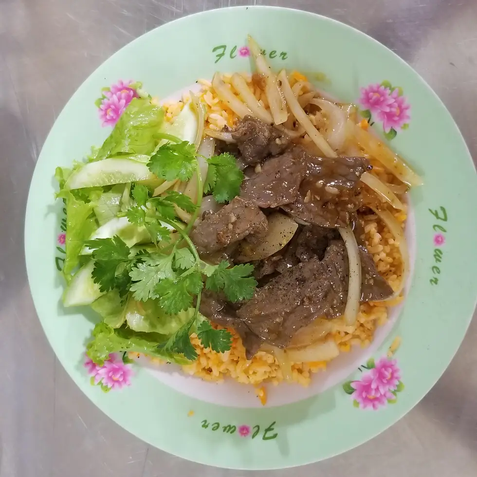 Hình ảnh Cơm chiên bò xào củ hành
