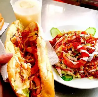 Hình ảnh Bánh mì xúc xích bò khô