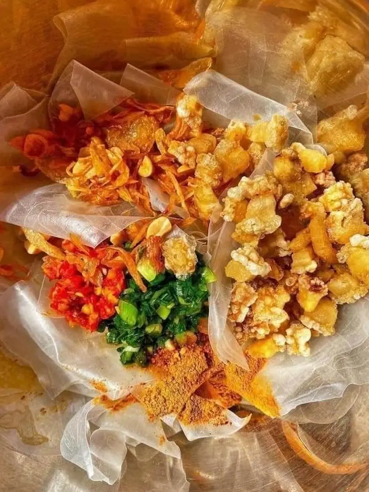 Hình ảnh Bánh tráng mỡ hành tóp mỡ muối nhuyễn