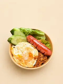 Hình ảnh Mì trộn phô mai trứng xúc xích