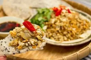 Hình ảnh hến xào xúc bánh đa