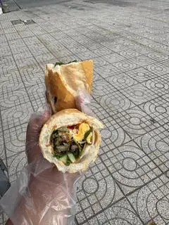 Hình ảnh Bánh mì chả cá trứng