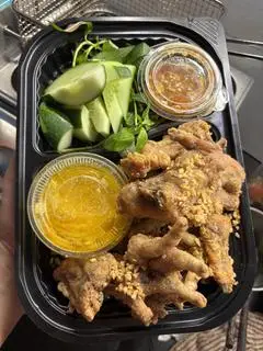 Hình ảnh Chân gà có xương chiên giòn - sốt bơ tỏi